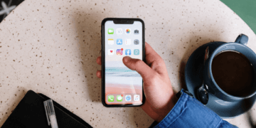 person using cel phone in a coffe shop